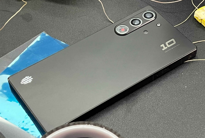 أول الصور الحية لهاتف Red Magic 10 Ultra المرتقب020 أول الصور الحية لهاتف Red Magic 10 Ultra المرتقب