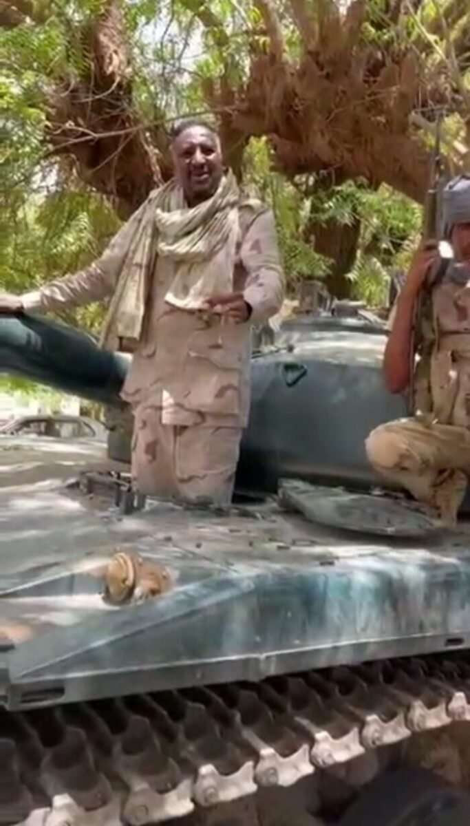 كشف تفاصيل عملية إجلاء عبد الرحيم دقلو من غارات مكثفة