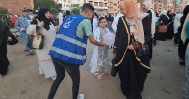 متطوعو حياة كريمة بالمحلة يوزعون البالونات على الأطفال فى الساحات.. صور