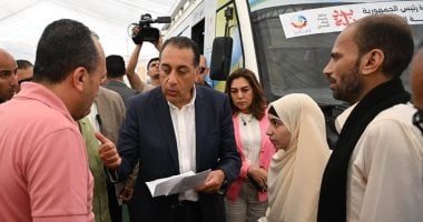 رئيس الوزراء يستجيب لاستغاثه أب أوقفه خلال زيارته للبحيرة لعلاج ابنته من العمى