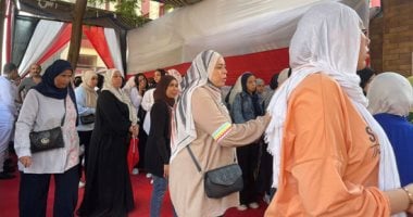 توافد طلاب الثانوية العامة على لجان الامتحانات فى الجيزة020 توافد طلاب الثانوية العامة على لجان الامتحانات فى الجيزة