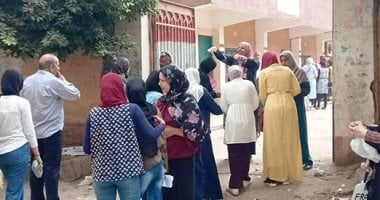 تفتيش طلاب الثانوية العامة قبل دخولهم اللجان للتأكد من عدم حيازة المحمول020 تفتيش طلاب الثانوية العامة قبل دخولهم اللجان للتأكد من عدم حيازة المحمول