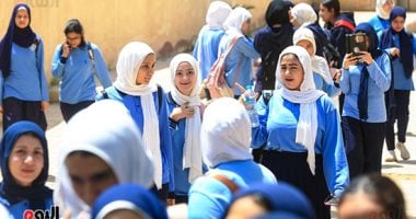توافد طلاب الشهادة الإعدادية بالجيزة على اللجان لأداء امتحانات الترم الثانى