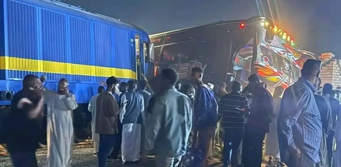 اصطدام قاطرة قطار بحافلة سياحية قرب السوق الشعبي في بورتسودان