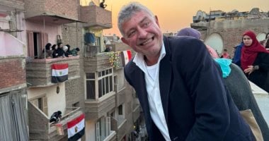 السفير الدنماركى يوثق مشاركته فى إفطار المطرية بأول رمضان له بالقاهرة