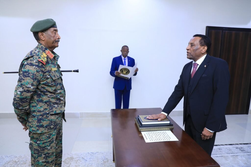 كامل إدريس يؤدي القسم رئيسا لمجلس الوزراء أمام رئيس مجلس السيادة وكشف تفاصيل أول لقاء مع البرهان020 كامل إدريس يؤدي القسم رئيسا لمجلس الوزراء أمام رئيس مجلس السيادة وكشف تفاصيل أول لقاء مع البرهان