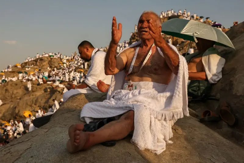 بالصور: الحجاج يتوافدون إلى جبل عرفات