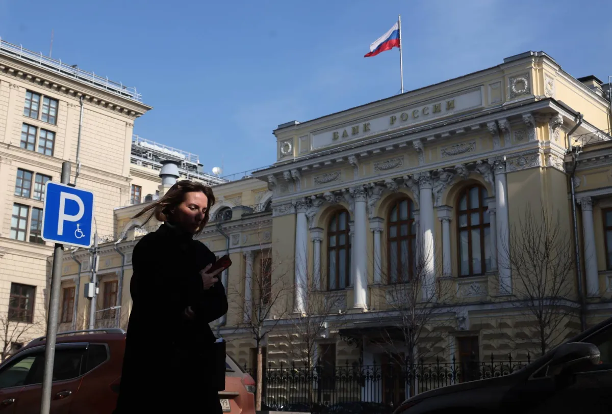 المركزي الروسي يخفض الفائدة ويحذر من حالة عدم اليقين