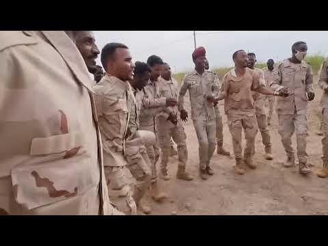شاهد بالفيديو.. جنود بالجيش يسخرون من هروب قوات الدعم السريع بالرقص والغناء على طريقتهم: حي العسيل دحنوني020 شاهد بالفيديو.. جنود بالجيش يسخرون من هروب قوات الدعم السريع بالرقص والغناء على طريقتهم: حي العسيل دحنوني