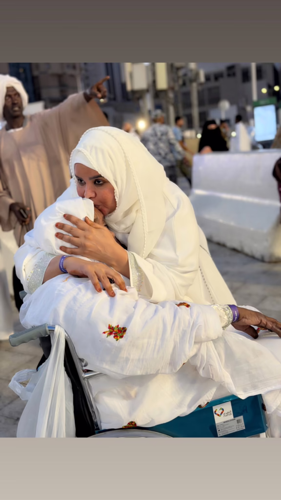 شاهد بالصور.. الفنانة ندى القلعة تخطف الأضواء من الأراضي المقدسة بعد أدائها عمرة رمضان وجمهورها يطلب منها الدعاء للسودان