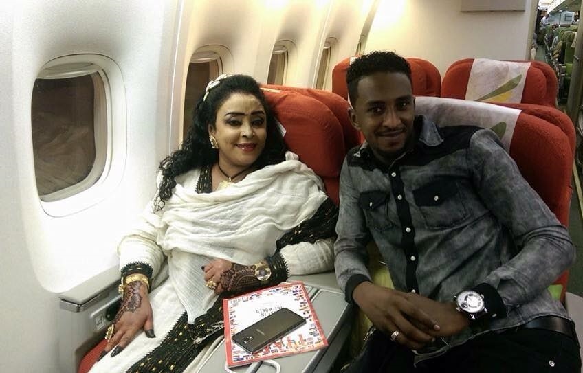 شاهد بالفيديو.. الفنانة حنان بلوبلو تعود للغناء وتغني مع نجلها بقطر وتشعل الحفل بأغنية بالعصر مروره020 شاهد بالفيديو.. الفنانة حنان بلوبلو تعود للغناء وتغني مع نجلها بقطر وتشعل الحفل بأغنية بالعصر مروره
