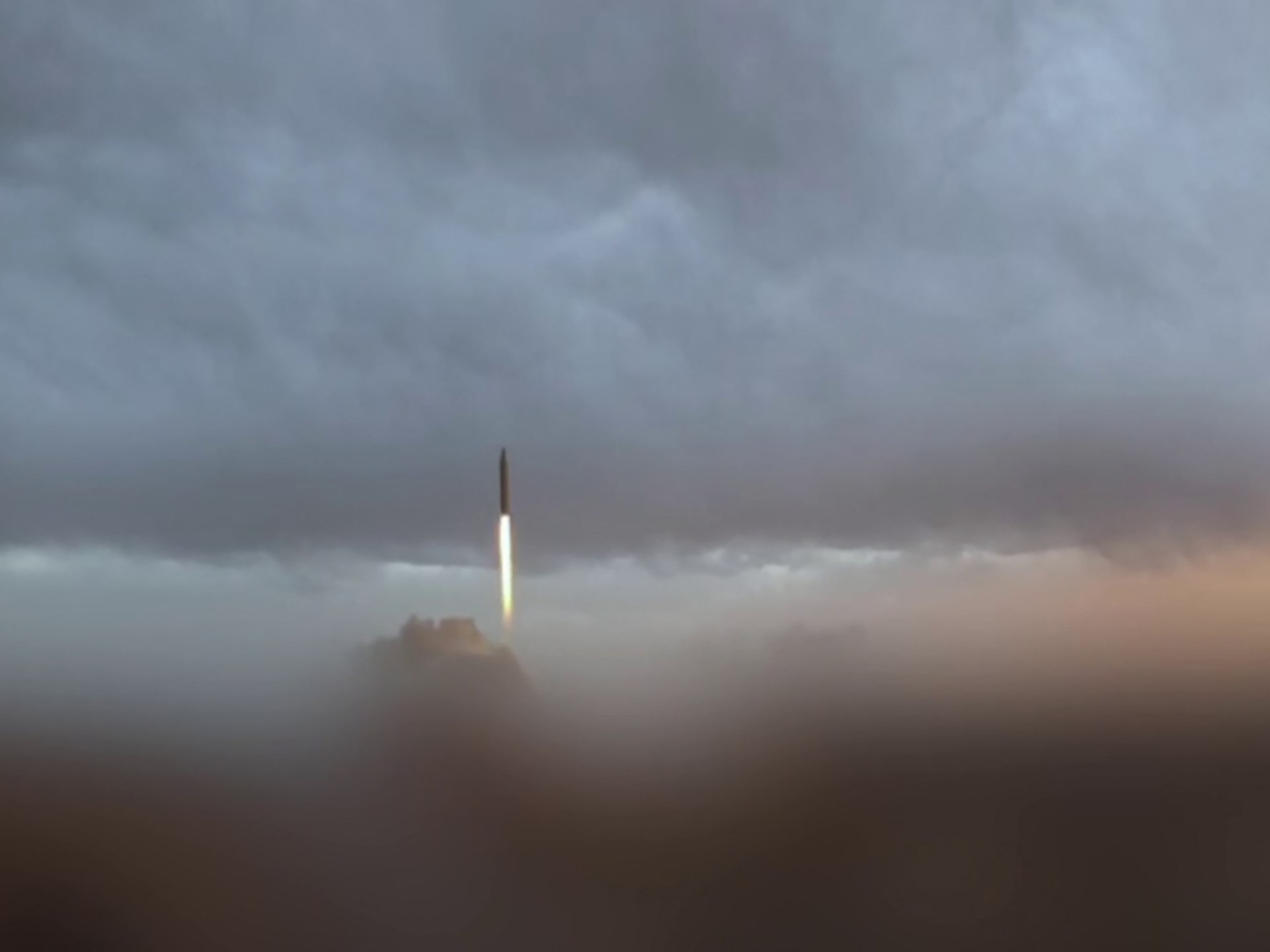 ثلاث موجات خلال ساعة.. إيران توسع هجماتها وتتوعد الجنود الأمريكيين في الفنادق والملاجئ