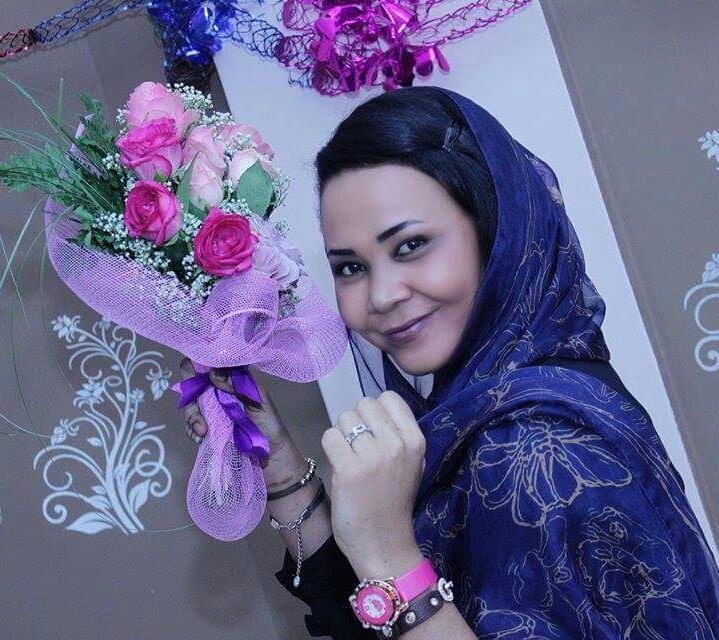 الفنانة مكارم بشير تكشف عن سر إمساكها المايك بيدها اليسرى بشكل متكرر وملحوظ020 الفنانة مكارم بشير تكشف عن سر إمساكها المايك بيدها اليسرى بشكل متكرر وملحوظ