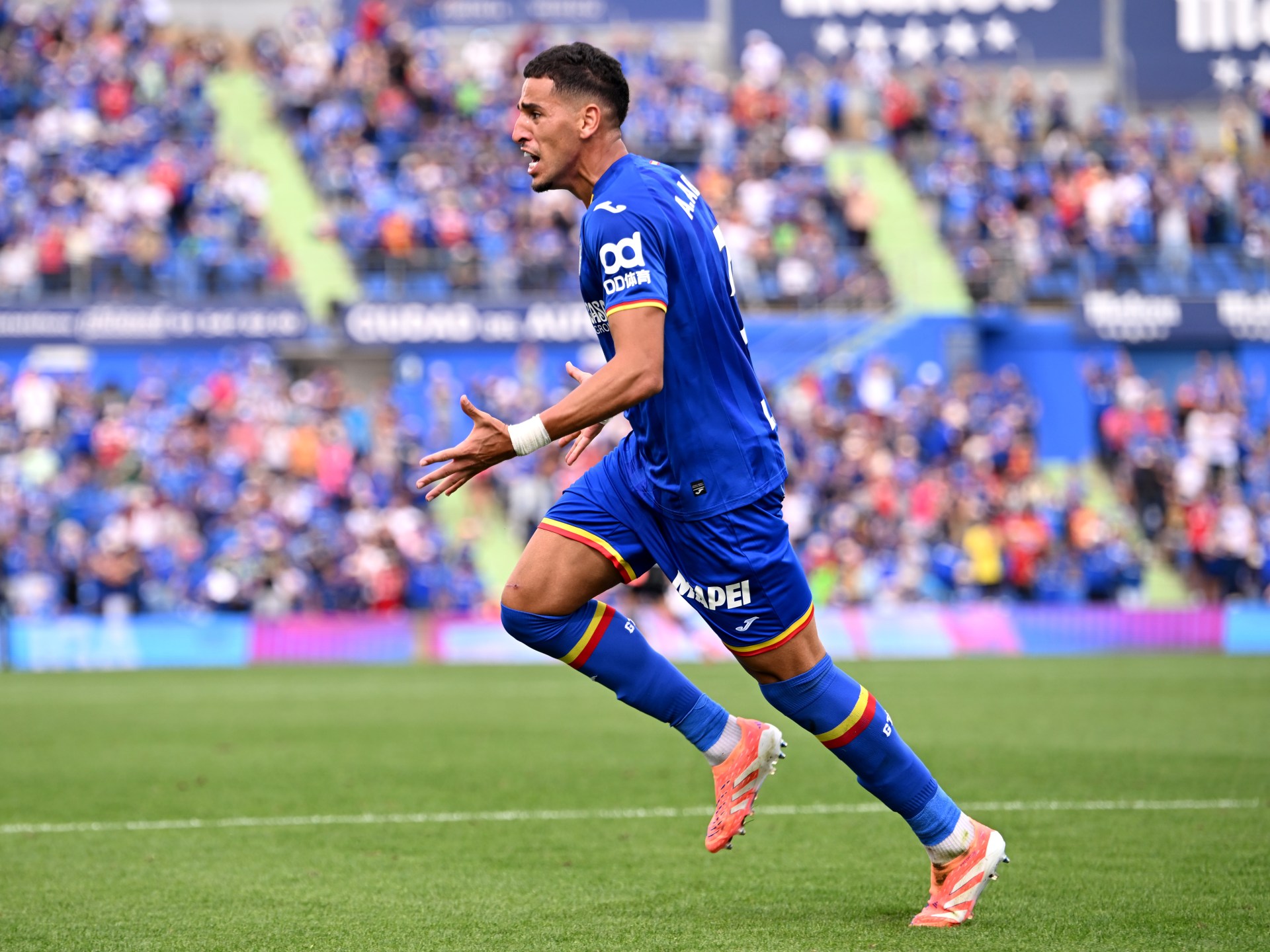 أقسم بعائلتي.. المغربي عبقار يدافع عن نفسه بعد اللقطة الغريبة ضد أتلتيكو