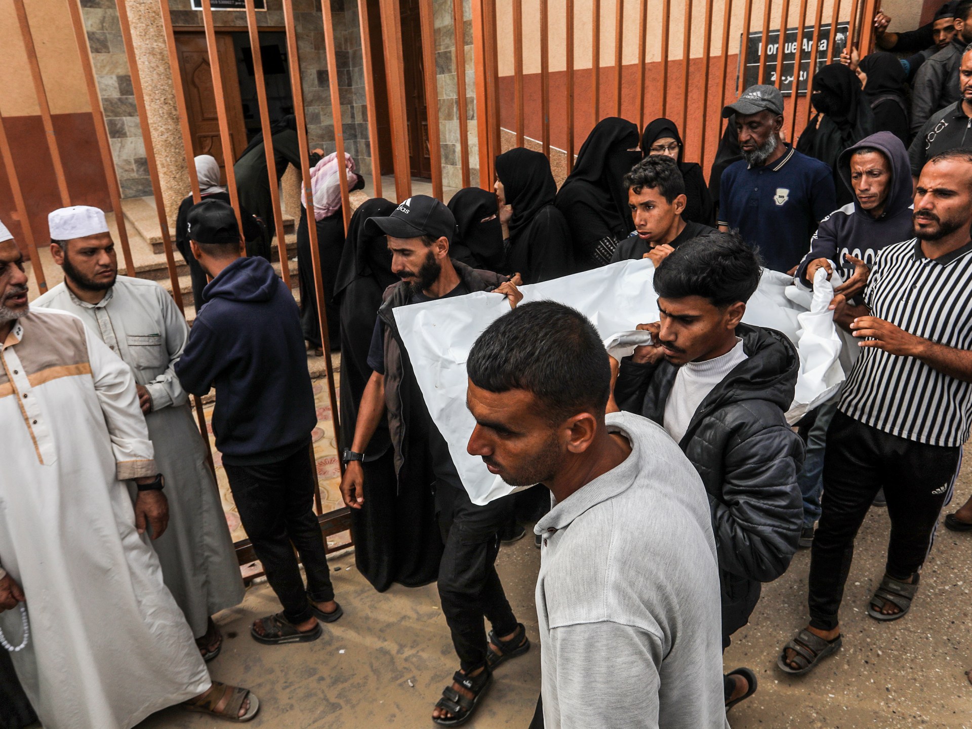 75 شهيدا بغزة في استهداف الاحتلال مواقع توزيع المساعدات