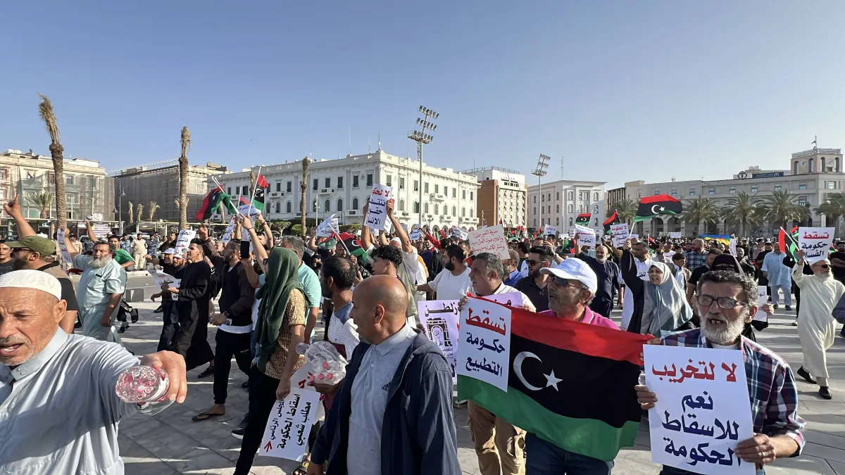 الليبيون يواصلون التظاهر في طرابلس لإقالة الدبيبة وحكومته020 الليبيون يواصلون التظاهر في طرابلس لإقالة الدبيبة وحكومته