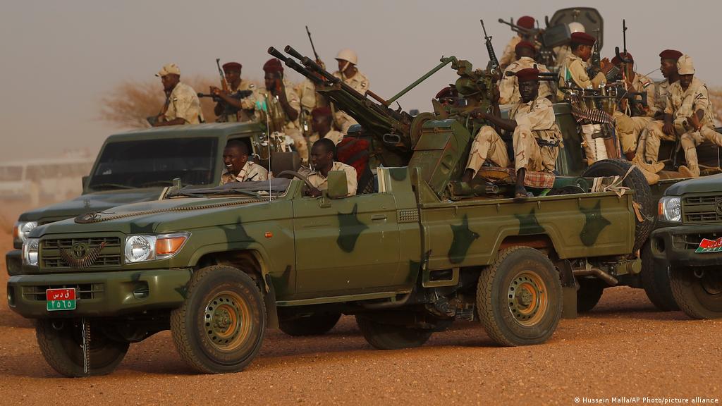 السودان.. نقل ضباط إلى السجن