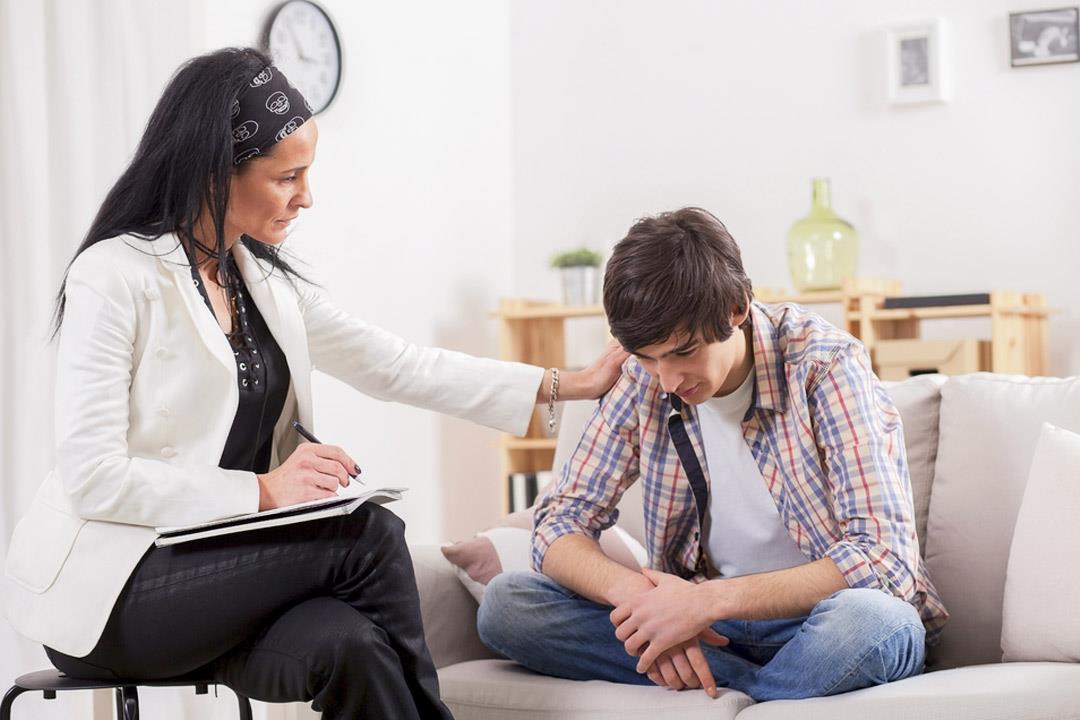 شاهد بالفيديو.. أغرب قصة يمكن سماعها.. سيدة سودانية تقع في غرام شاب بعد نزوحها من الخرطوم وقبل الإرتباط به اكتشفت أنه إبنها