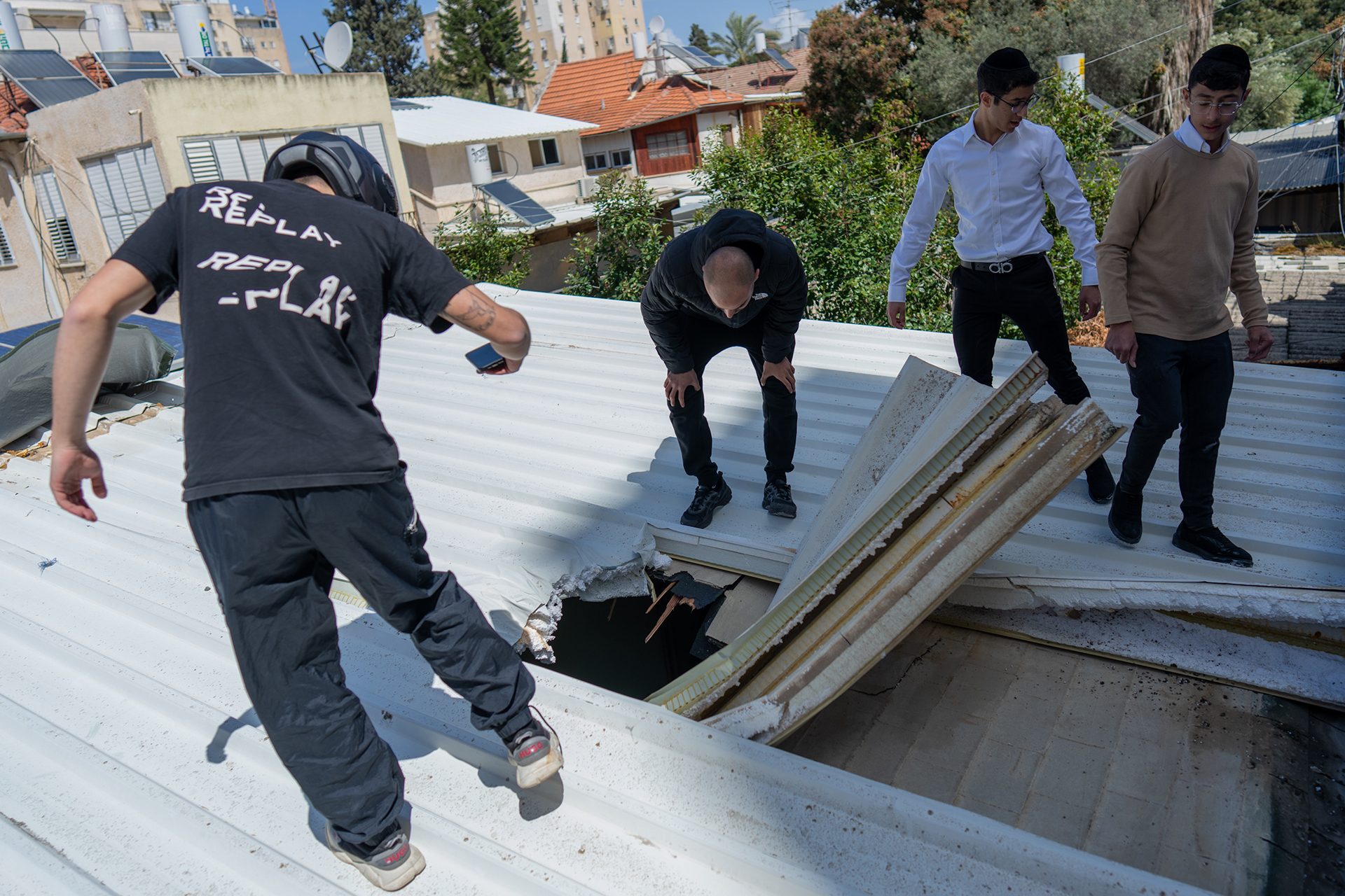 10 موجات من الصواريخ والمسيرات الإيرانية تضرب وسط إسرائيل منذ الصباح