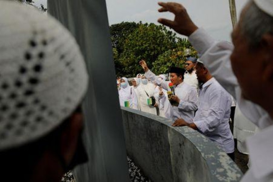 الحجاج يرمون الجمرات الثلاث بأول أيام التشريق