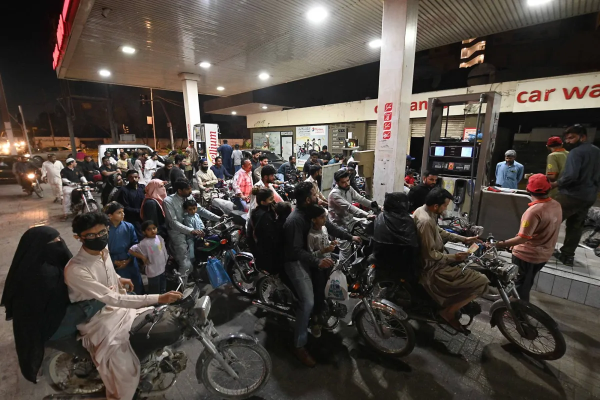 باكستان ترفع أسعار الوقود 20 