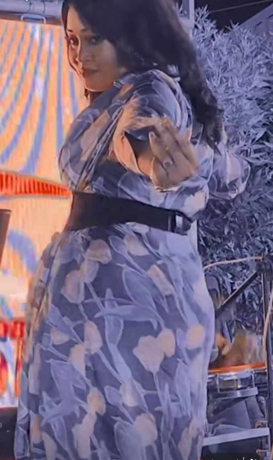 شاهد بالصورة والفيديو.. فنانة سودانية حسناء تدخل في وصلة رقص فاضحة بمؤخرتها وتسأل الجمهور أفك العرش والحاضرون يرددون بصوت واحد: فكيهو020 شاهد بالصورة والفيديو.. فنانة سودانية حسناء تدخل في وصلة رقص فاضحة بمؤخرتها وتسأل الجمهور أفك العرش والحاضرون يرددون بصوت واحد: فكيهو
