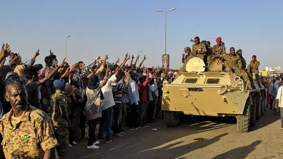 بالفيديو.. سيدة سودانية تبكي فرحة وتدخل في حالة هستيرية بعد دخول الجيش منطقتهم الجريف غرب لأول مرة منذ بداية الحرب: الحمدلله صبرنا ونلنا020 بالفيديو.. سيدة سودانية تبكي فرحة وتدخل في حالة هستيرية بعد دخول الجيش منطقتهم الجريف غرب لأول مرة منذ بداية الحرب: الحمدلله صبرنا ونلنا
