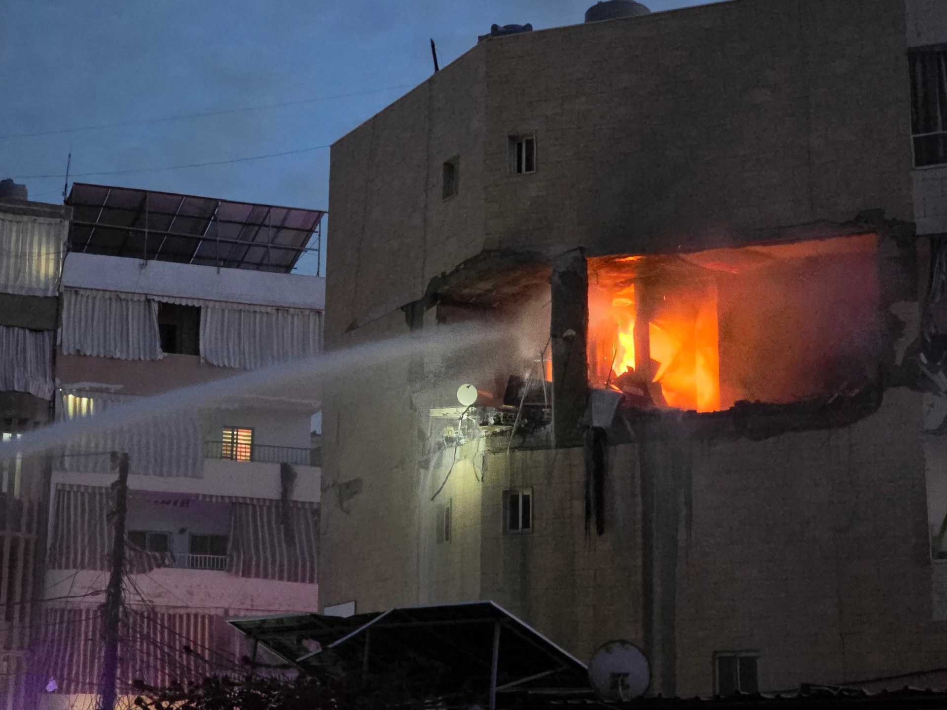 ليلة دامية في بيروت.. عشرات الضحايا بقصف إسرائيلي وهجوم مكثف لحزب الله