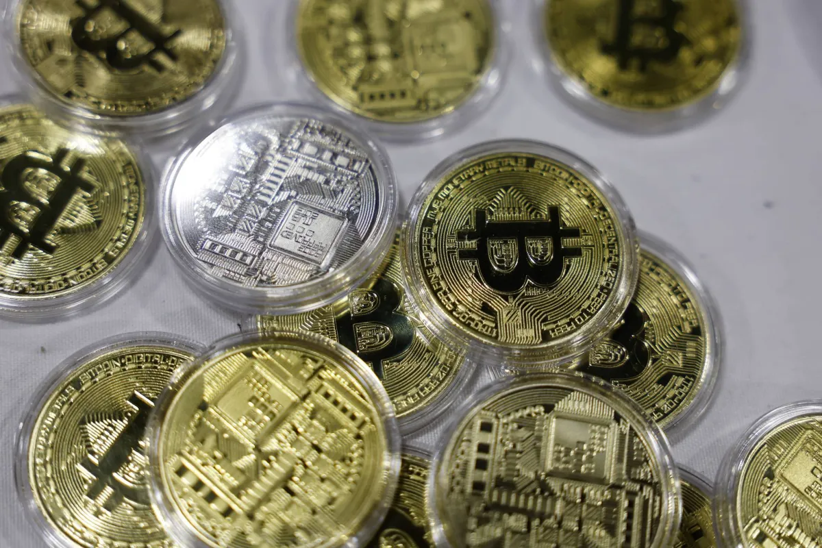 الذهب يتراجع لأدنى مستوى له في أكثر من أسبوع بعد قرار محكمة أميركية وقف رسوم ترمب