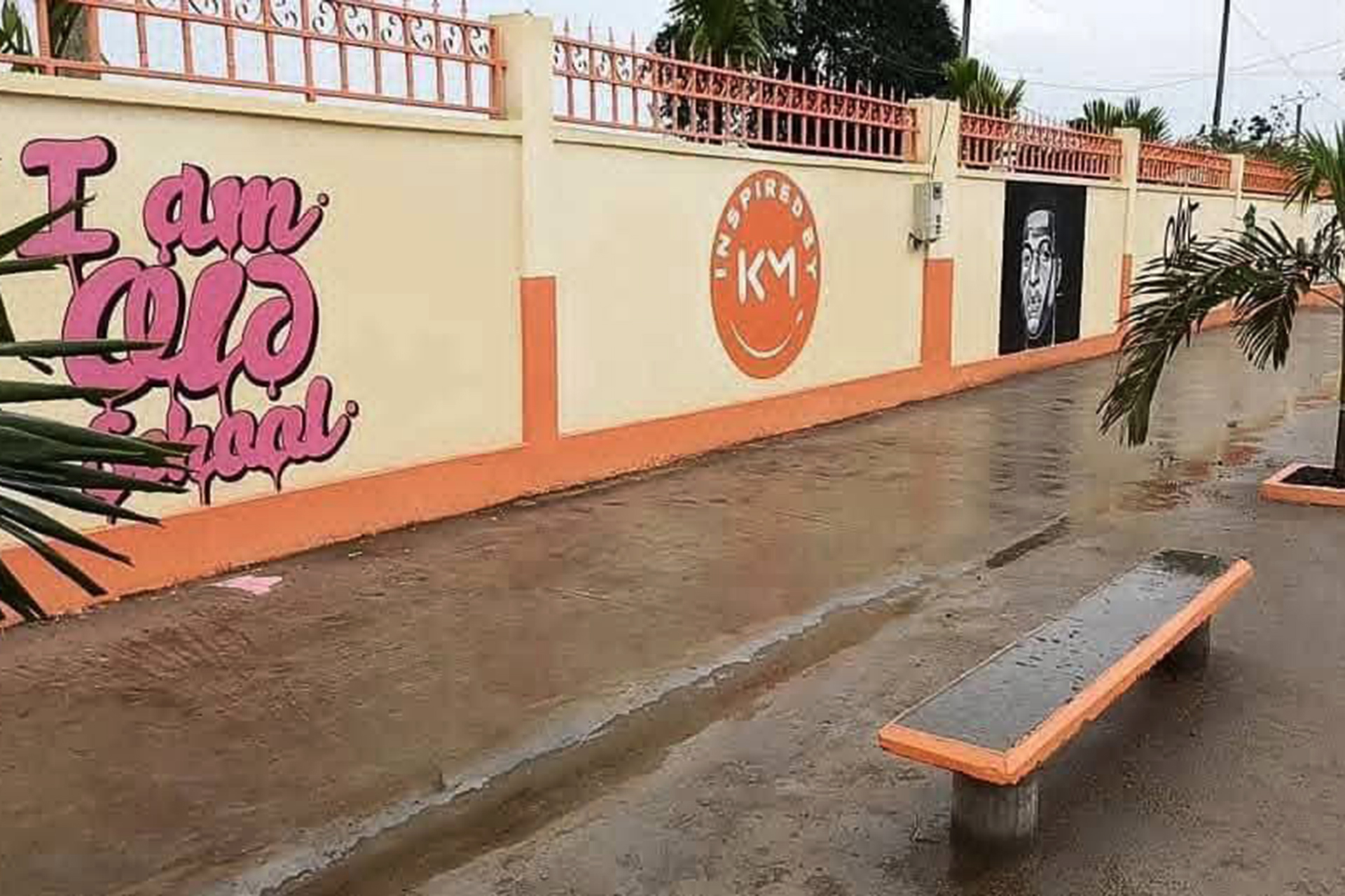 كيليان مبابي يعيد الأمل لتلاميذ مدرسة في الكاميرون