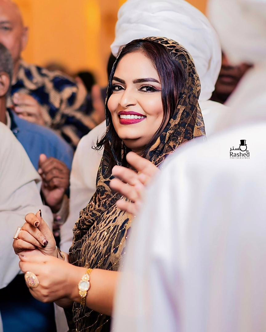 شاهد بالفيديو.. المذيعة عزيزة عوض الكريم: حملت السلاح في وجه معلماتي بالمدرسة