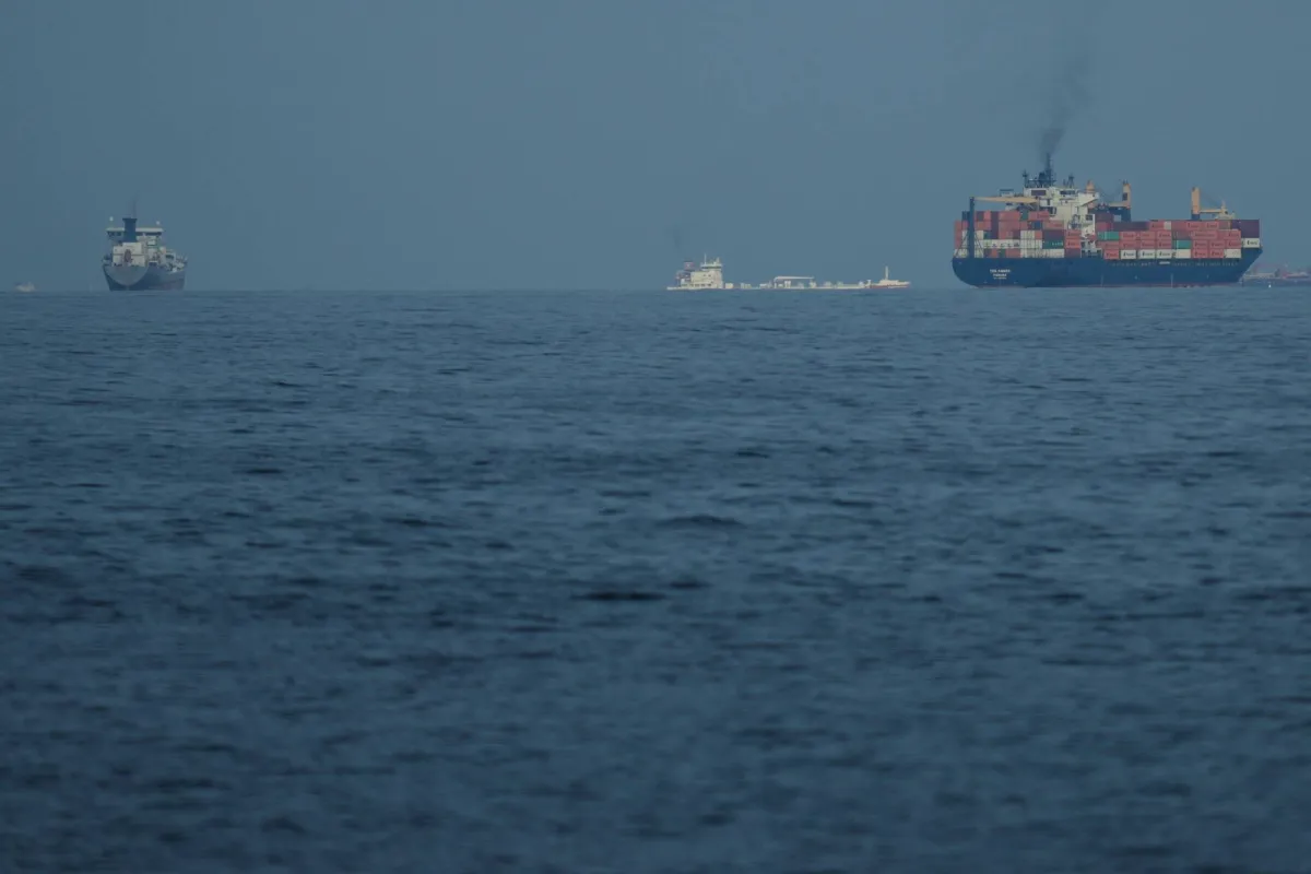 إصابة سفينة بـمقذوف قبالة سواحل الإمارات بالقرب من مضيق هرمز