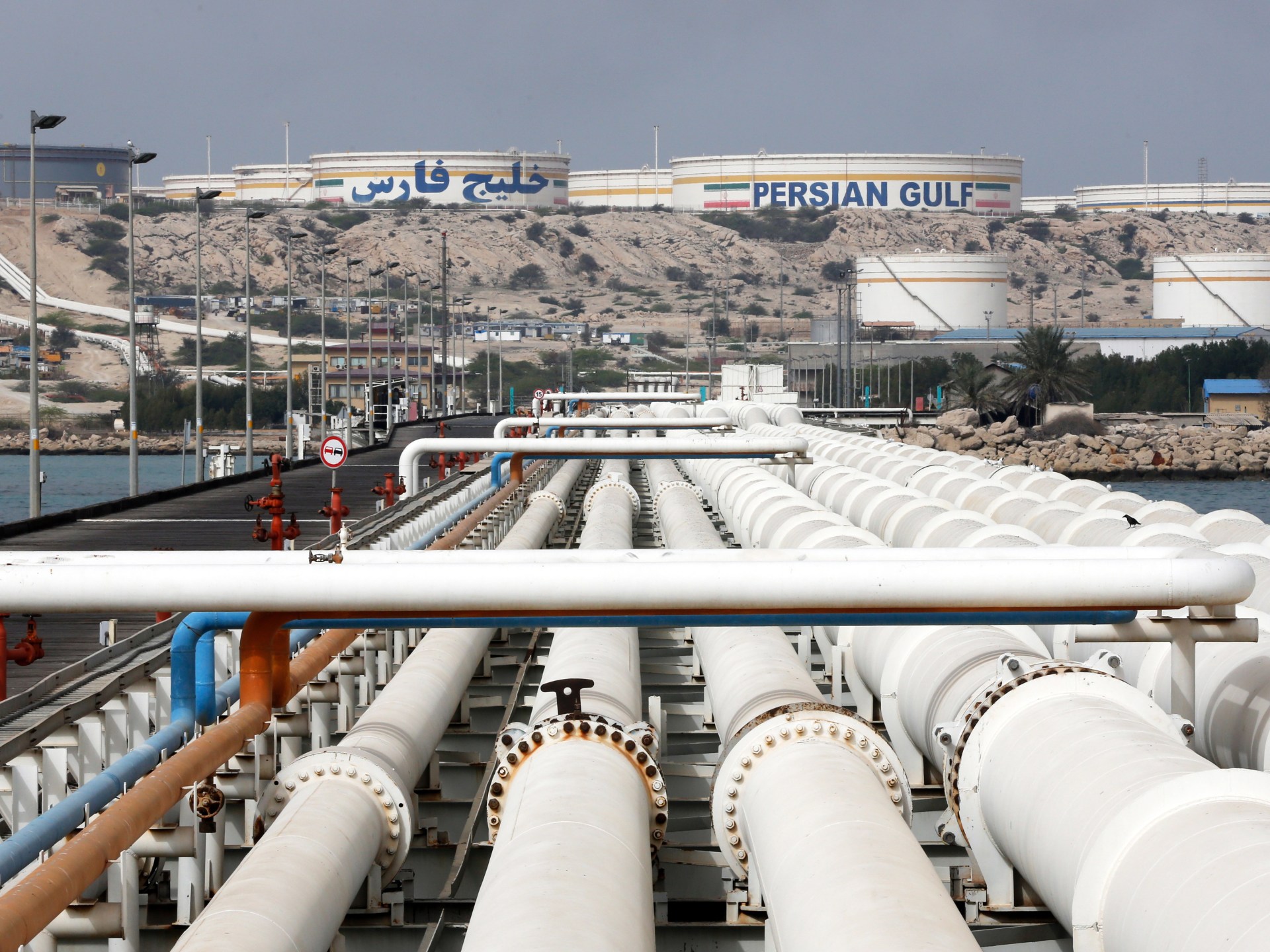 بوليتيكو: ترمب يستعد للاستيلاء على جزيرة خارك.. إليكم ما قد يحدث لاحقا