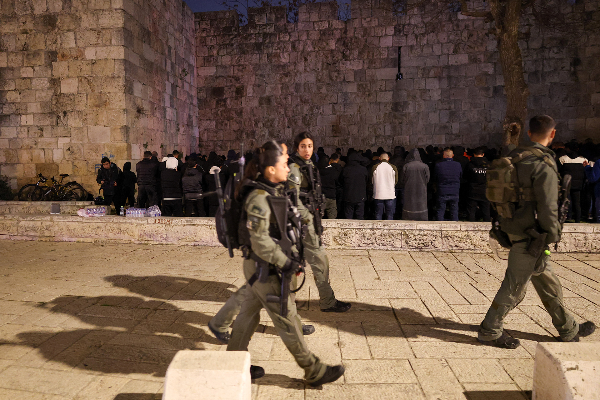 الاحتلال يفرق مصلين بمحيط الأقصى ويبعد أحد حراسه